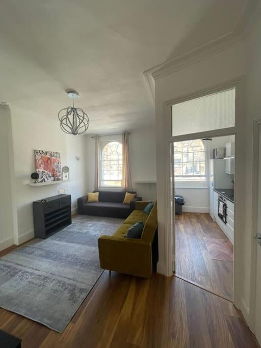 Stunning One Bedroom Flat - Central *